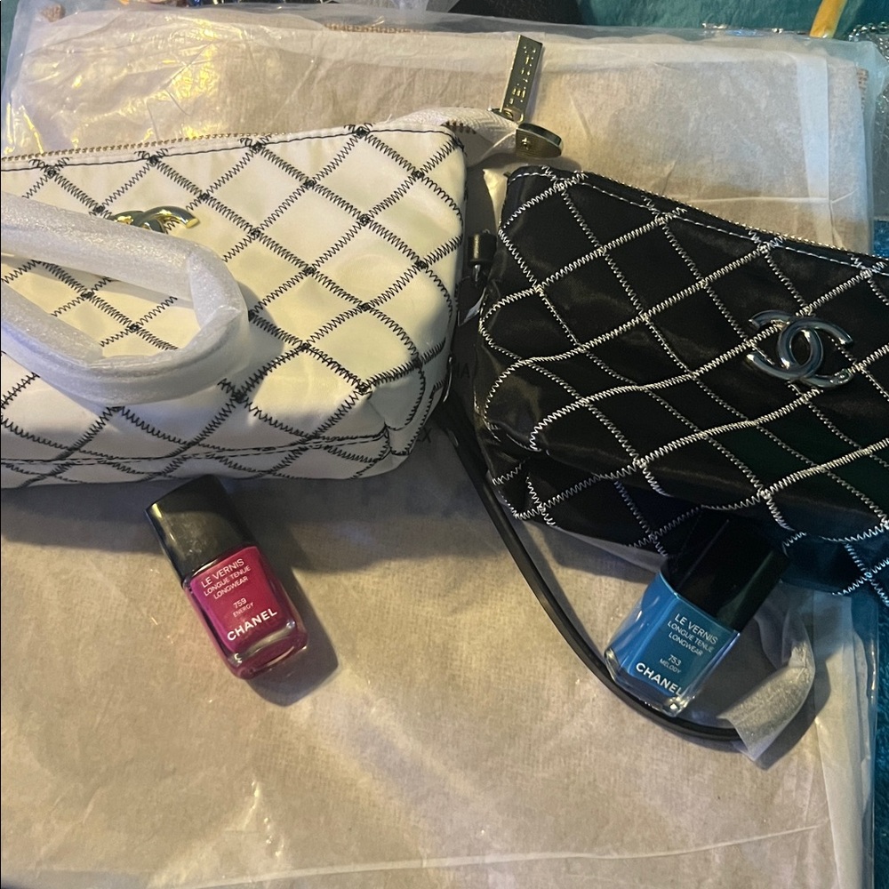 Chanel Nail Polish w/ Free Wristlet VIP White or Black Quilted Women's Bag GWP